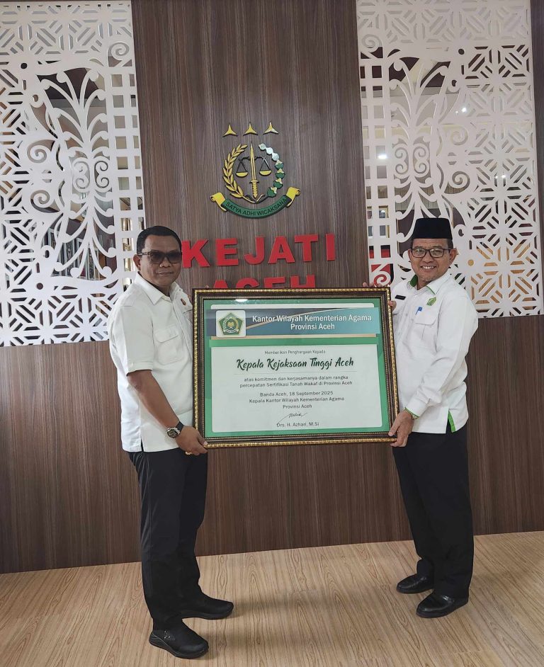 Kakanwil Kemenag Aceh Berikan Penghargaan Dukungan Sertifikasi Wakaf kepada Kajati Aceh