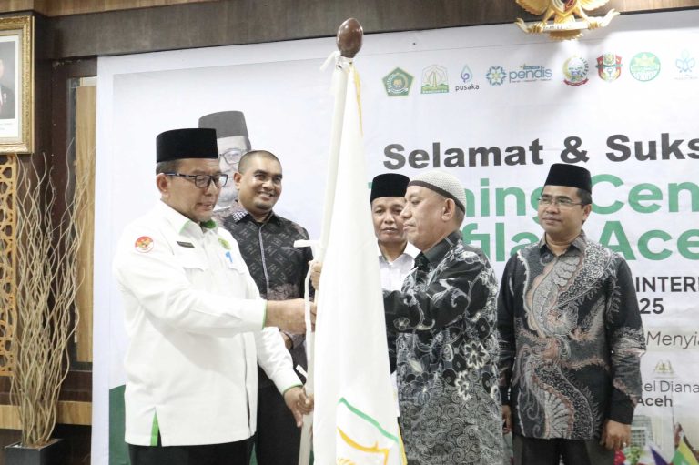 Kakanwil Kemenag Aceh Lepas Keberangkatan Kafilah Aceh ke MQK Internasional 2025 di Wajo, Sulawesi Selatan