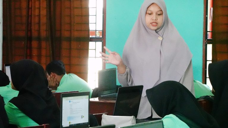 Semangat Mengajar Ruwaidawati di Kelas Digital MTsN 1 Gayo Lues