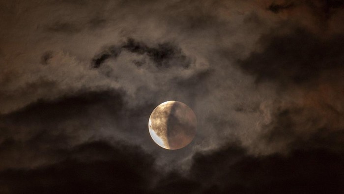 Gerhana Bulan Total di Aceh Terselubung Awan Mendung, Pengamatan Terganggu Hujan Ringan