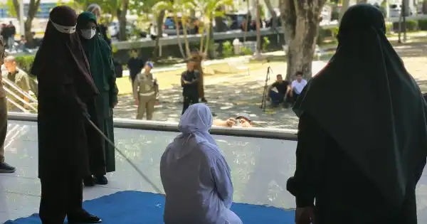 Sembilan Warga Banda Aceh Jalani Hukuman Cambuk atas Pelanggaran Qanun Jinayat
