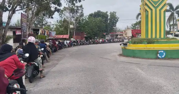 Warga Antre Panjang 150 Meter Demi Bahan Bakar di Aceh Singkil