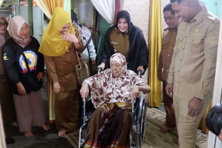 Pemko Banda Aceh Salurkan 200 Kursi Roda untuk Warga Lansia Kurang Mampu