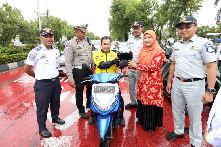 Dishub Aceh Bagikan Helm SNI di Simpang Lima untuk Tekan Angka Kecelakaan Lalu Lintas