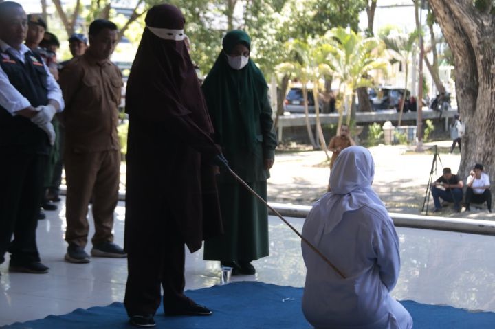 Sembilan Pelanggar Qanun Jinayat Aceh, Termasuk Judol, Jalani Eksekusi Cambuk di Banda Aceh