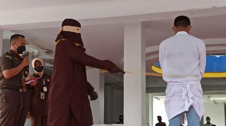 Pasangan Zina di Banda Aceh Dijatuhi Hukuman Cambuk 100 Kali