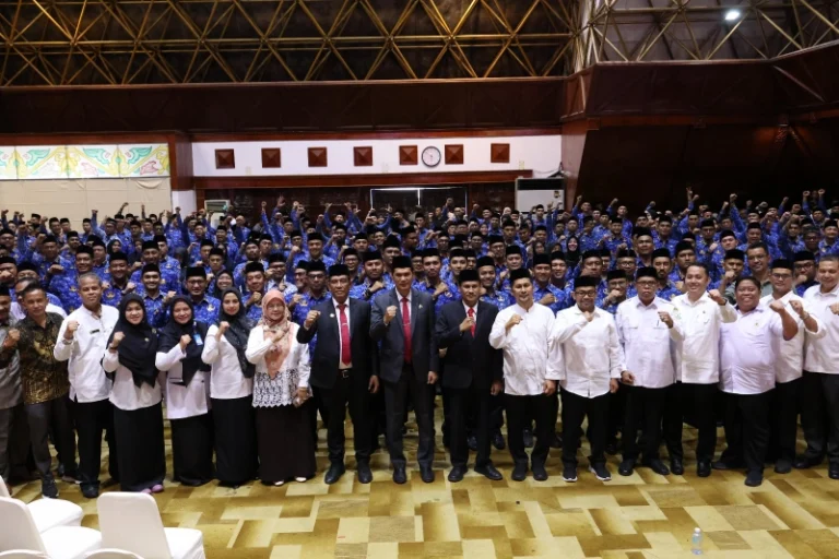 Sekda Aceh Lantik 290 Pejabat Eselon III dan IV dalam Upaya Penyegaran Birokrasi