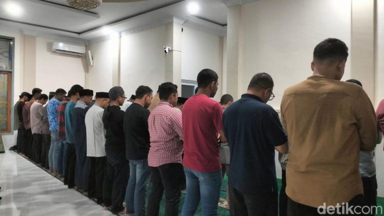 Awan Tebal Halangi Warga Aceh Saksikan Gerhana Bulan Total