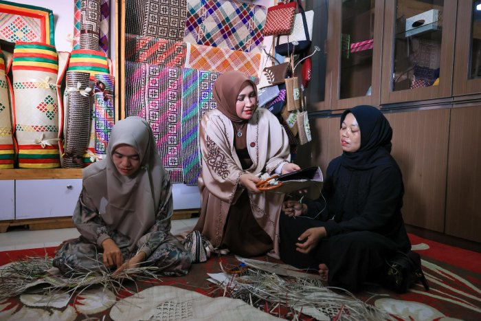 Ketua Dekranasda Aceh Dorong Pelestarian Anyaman Pandan dan Songket untuk Perkuat Ekonomi Kreatif Nasional