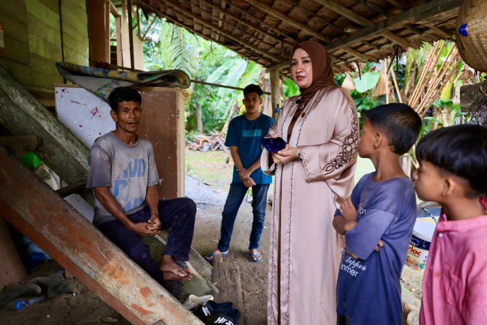 Kak Na Mualem Beri Santunan untuk Pelajar Aceh Utara yang Tinggal di Rumah Tidak Layak Huni