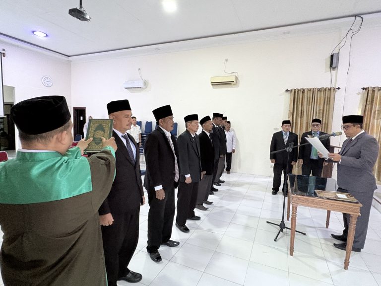Enam Kepala KUA Dilantik di Aceh Barat, Kemenag Tekankan Pelayanan Prima dan Profesional