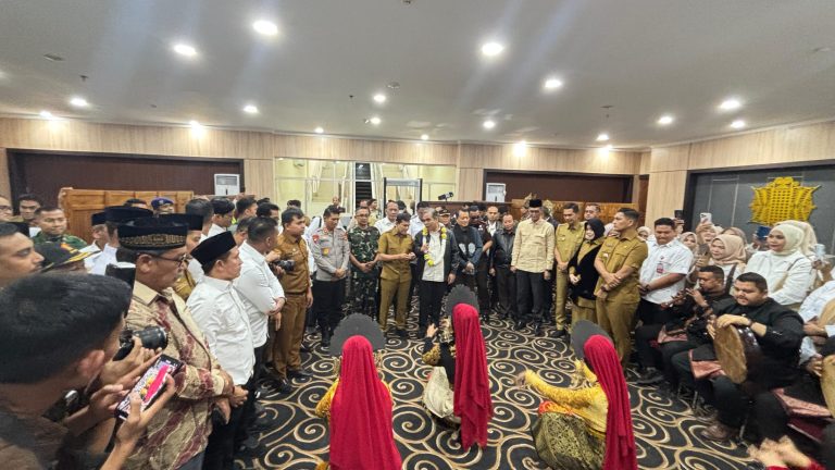 Kapolda Aceh Sambut Kedatangan Ketua MPR RI dengan Tradisi Peusijuek di Bandara SIM