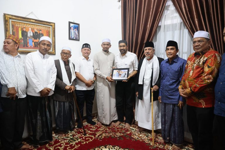 Gubernur Mualem Hadiri Haul ke-5 Abu Paloh Gadeng di Aceh Utara, Tegaskan Peran Penting Dayah