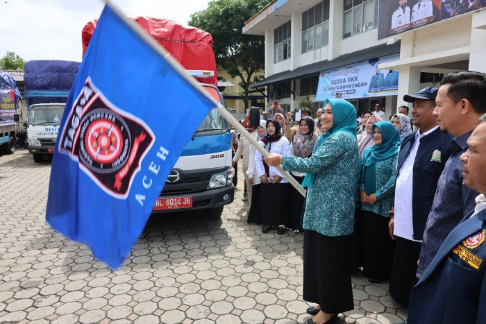 Ibu Gubernur Aceh Lepaskan Tiga Truk Bantuan Dinsos Aceh untuk Tiga Kabupaten Terdampak Banjir