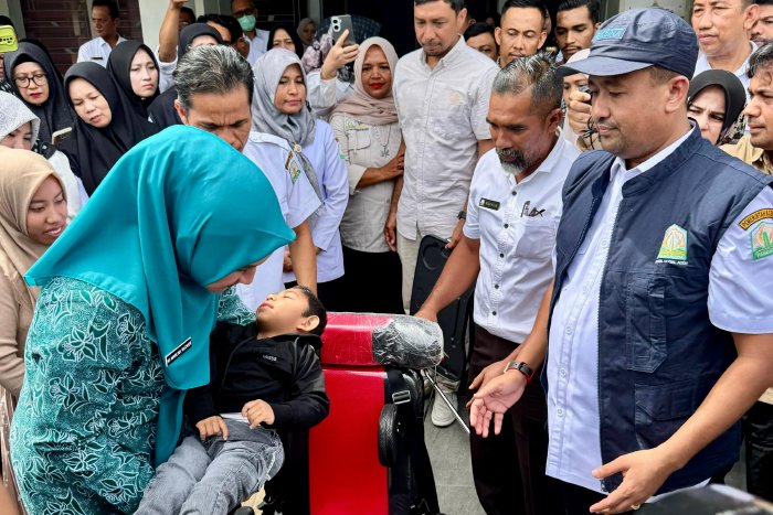 Ny. Marlina Muzakir Serahkan Kursi Roda untuk Anak Disabilitas Aceh