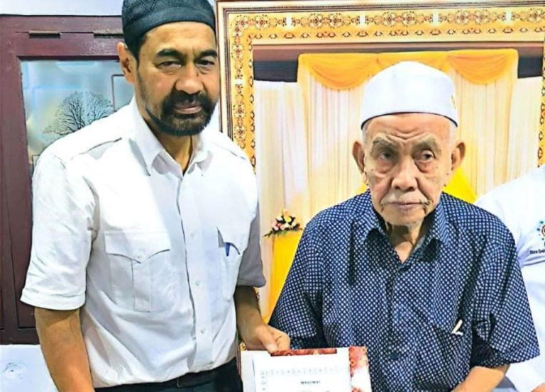 Mualem Kukuhkan Abuya Syekh H Amran Waly Al-Khalidy Sebagai Wali Agang Aceh