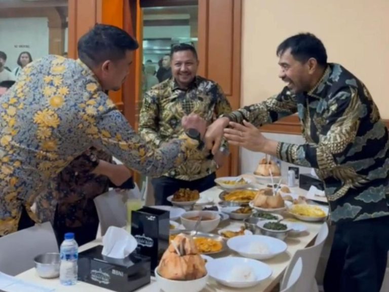 Bobby Nasution Menyapa Mualem dalam Pertemuan Singkat di Jakarta Restoran