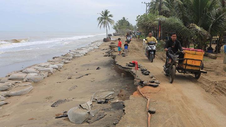 Abrasi Pantai Ancam Jalan Lintas Desa dan Permukiman Warga di Aceh Utara