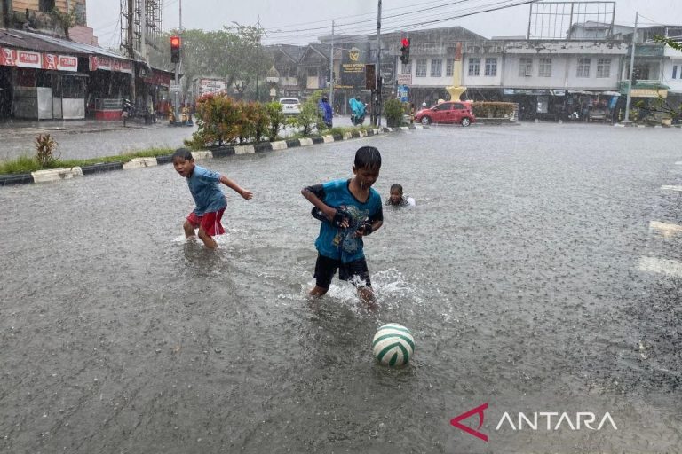 Bibit Siklon Sebabkan Hujan Lebat dan Angin Kencang di Pesisir Barat Aceh