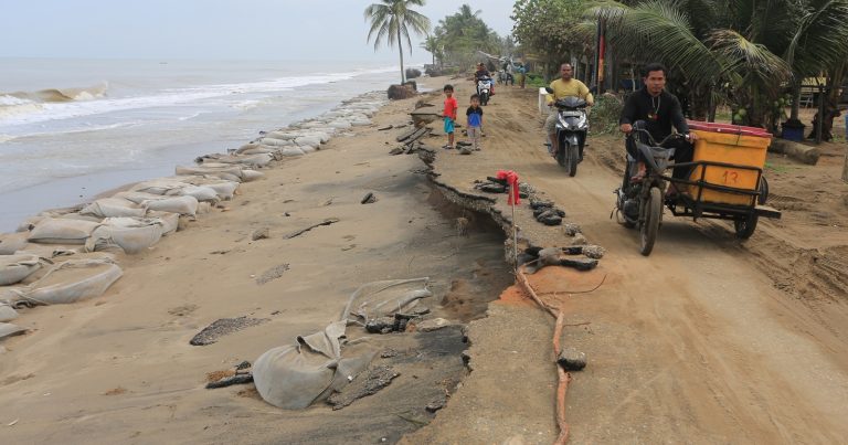 Abrasi Pantai Aceh Utara Rusak Jalan Lintas dan Ancam Permukiman Warga