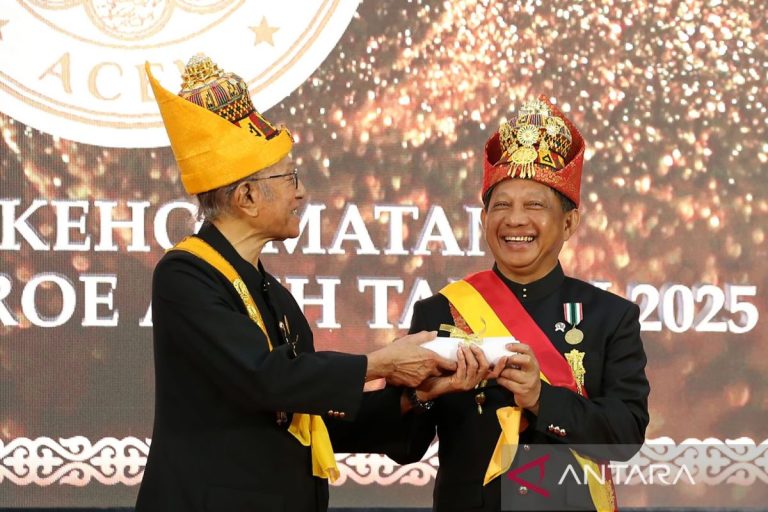 Wali Nanggroe Aceh Anugerahkan Gelar Kehormatan “Petua Panglima Hukom Nanggroe” kepada Mendagri Tito Karnavian
