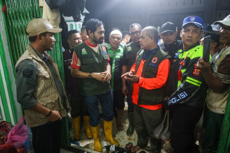 Mualem Tinjau Titik Pengungsi di Pidie