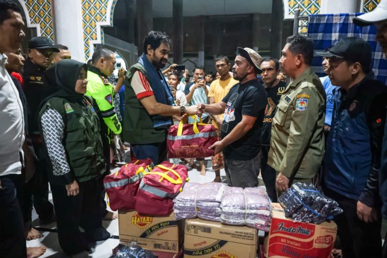 Mualem dan Sekda Aceh Kunjungi Korban Banjir di Pidie Jaya