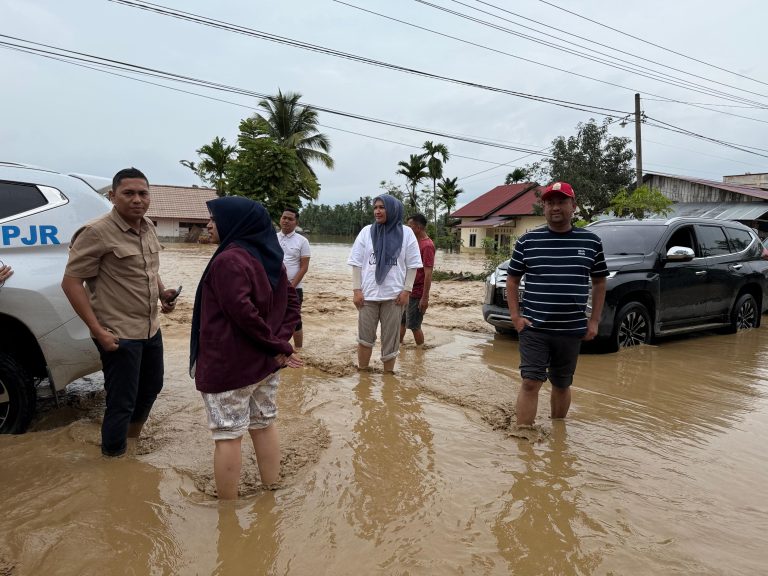 Terjebak Banjir, Kak Na Tetap Bagikan Bantuan di Aceh Utara