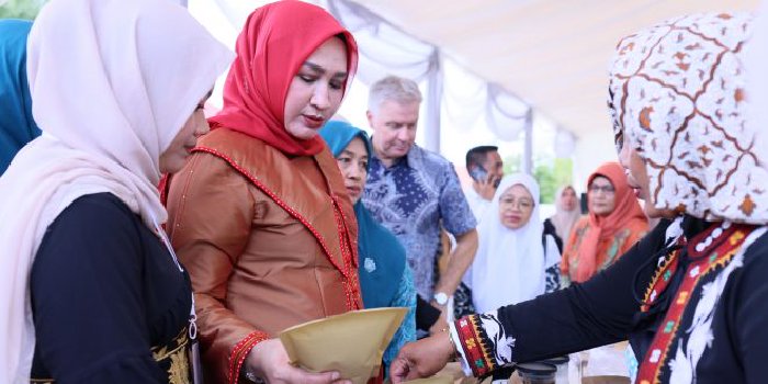 Berkunjung ke Uroe Pekan Katahati Institute, Ketua Dekranasda Aceh Puji Kelezatan Cendol Janeng