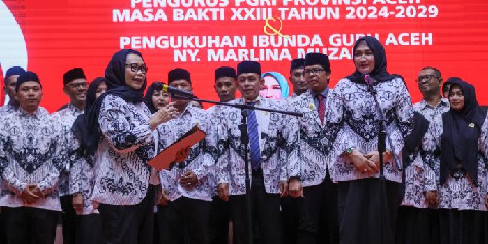 Dikukuhkan Sebagai Ibunda Guru Aceh, Kak Na Berkomitmen Dukung Perjuangan Tenaga Pendidik