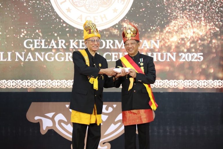 Mendagri Tito Karnavian Dianugerahi Gelar Adat ‘Petua Panglima Hukom’ dari Wali Nanggroe Aceh
