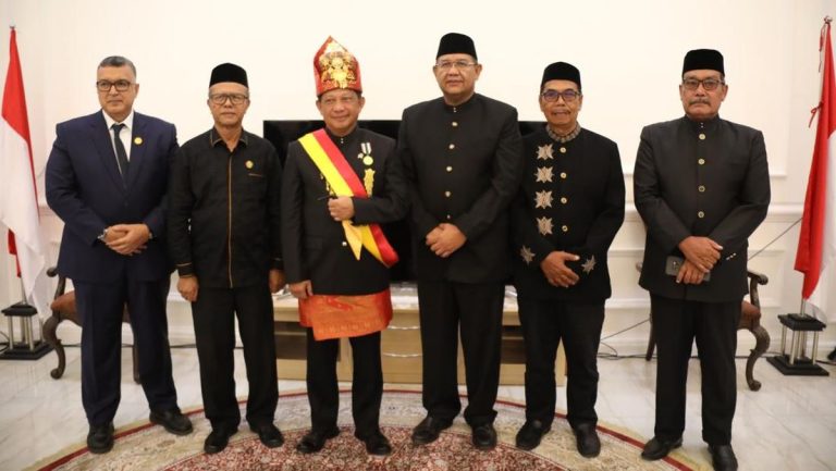 Tito Karnavian Dianugerahi Gelar Kehormatan Petua Panglima Hukom Nanggroe atas Kontribusi untuk Aceh