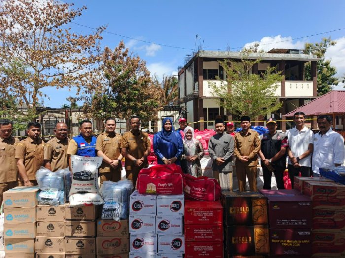 Pondok Pesantren Babul Maghfirah Kebakaran, Istri Gubernur Aceh Serahkan Bantuan untuk Santri