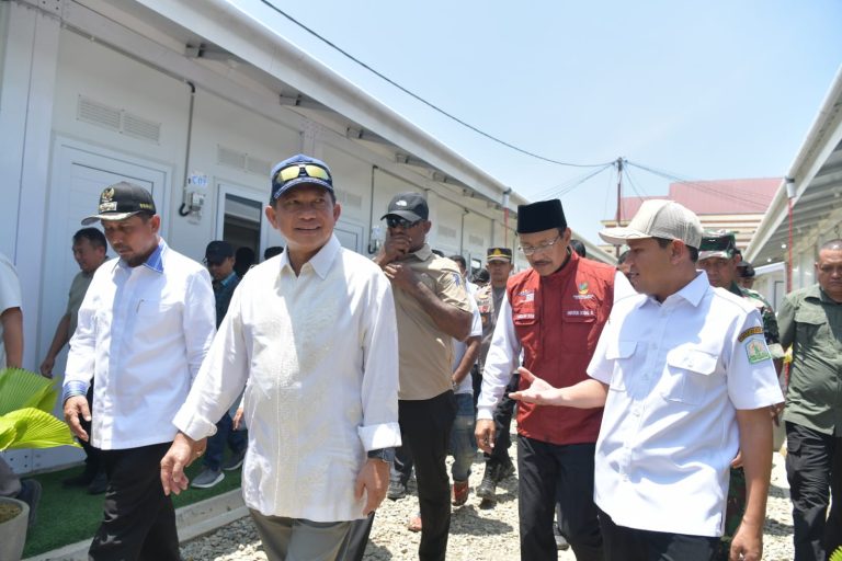 Wagub Aceh Dampingi Mendagri dan Mensos Tinjau Huntara serta Serahkan Bantuan Korban Bencana di Pidie Jaya