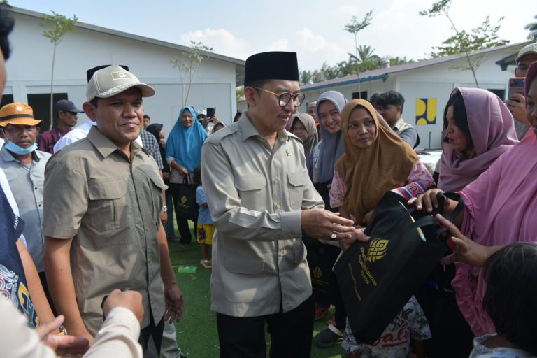 Dampingi Fadli Zon ke Aceh Tamiang, Wagub Kunjungi Seniman, Anak Yatim dan Warga di Huntara