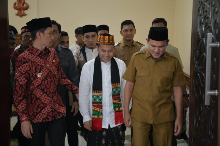 Wagub Sambut Cak Imin dan Habibi An Nawawi dengan Adat Aceh