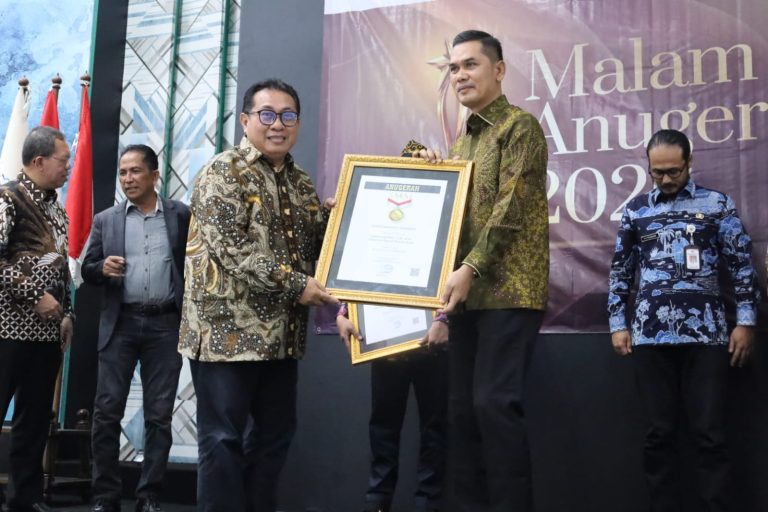 Sekda Aceh Raih Anugerah SMSI sebagai Tokoh Inspiratif Nasional 2026