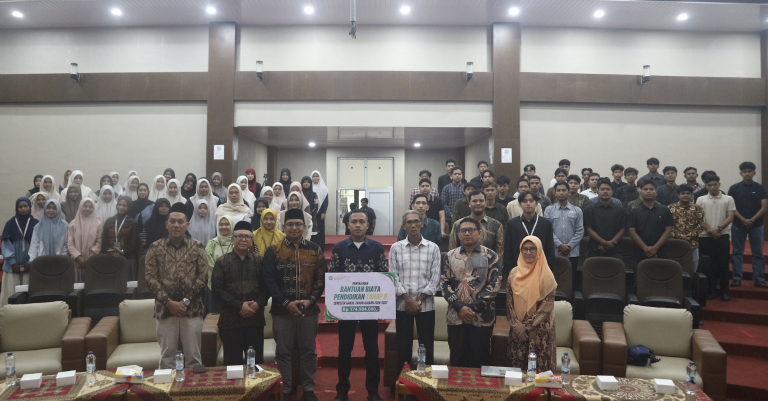 UIN Ar-Raniry Salurkan Bantuan Pendidikan Rp174 Juta dan Gelar Capacity Building bagi Mahasiswa