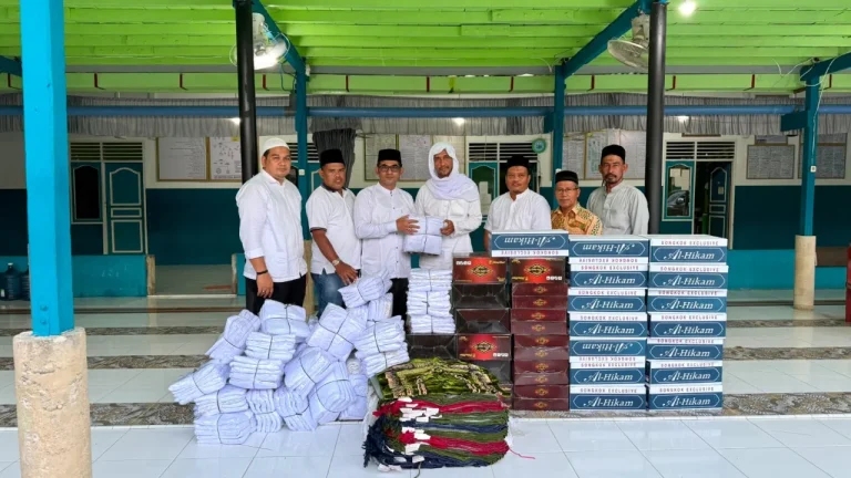 Sambangi Aceh Utara, Disdik Dayah Salurkan Bantuan untuk Dayah Rahmatul Huda