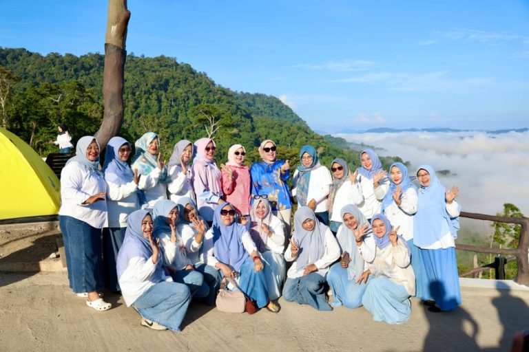 Saat Kak Ana Nikmati Panorama Negeri Atas Awan di Kilonam Geumpang