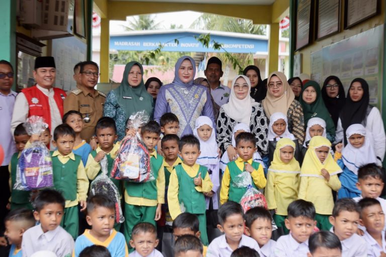 Kak Na dan Satu Cup Eskrim untuk Para Siswa Tangguh Bireuen