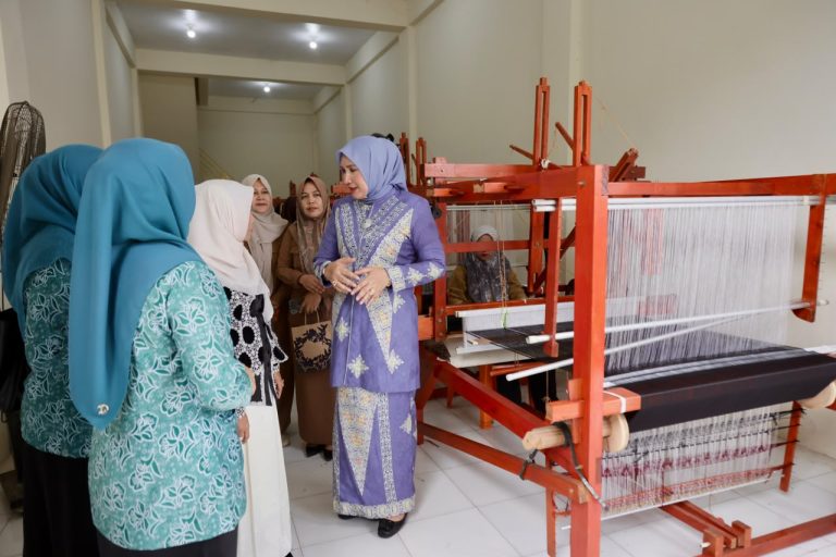 Tinjau Sentra Kerajinan Tenun, Kak Na: Ajak Teman Lestarikan Tenun Aceh
