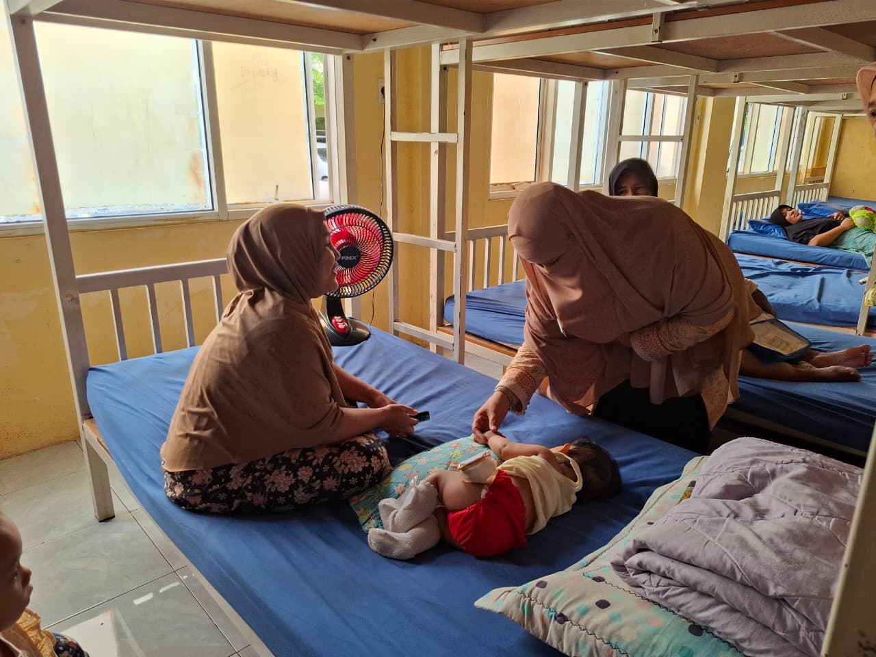 Jumat Berkah, Plt Ketua DWP Aceh Berbagi dengan Keluarga Pasien di Rumah Singgah RSUDZA