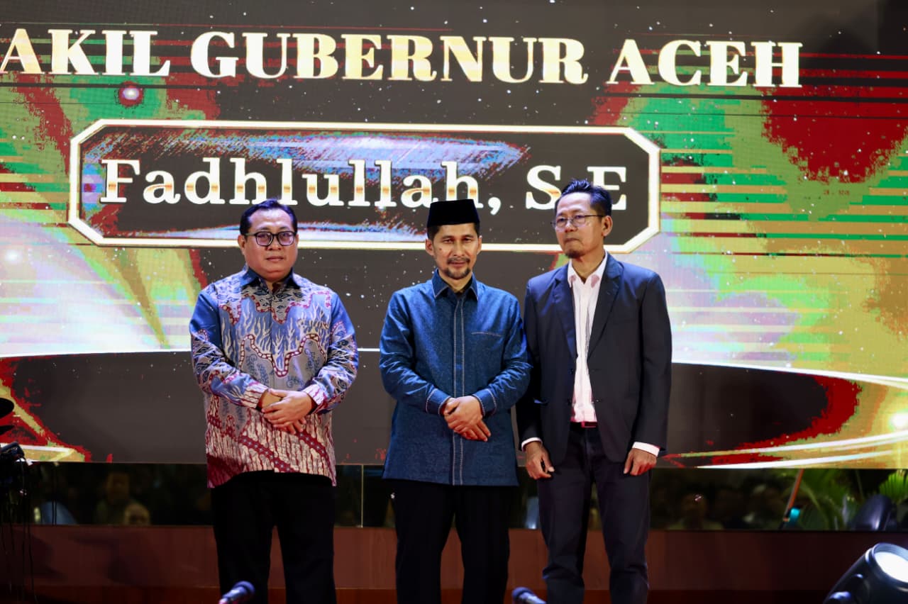 Wagub Terima Penghargaan Tokoh Penguat Ekonomi Syariat Aceh