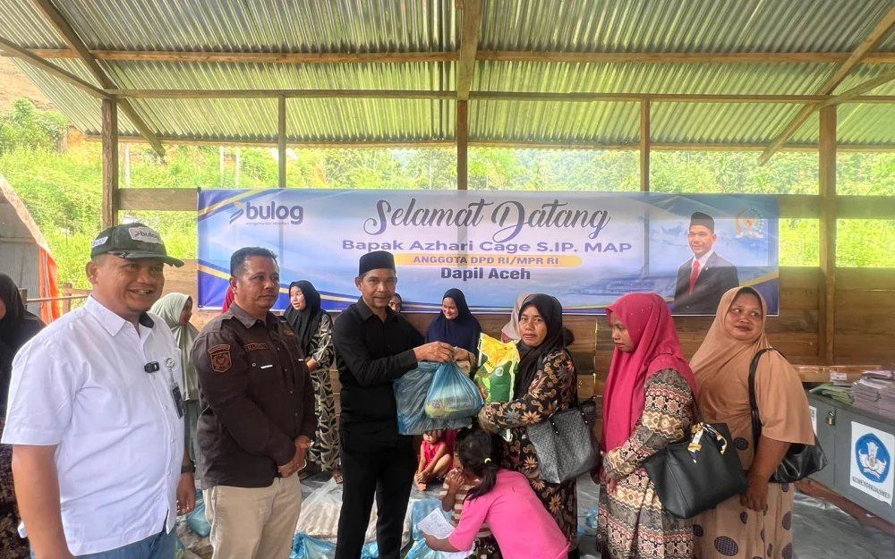 Senator Azhari Cage Bagikan Sembako untuk Warga Beutong Ateuh