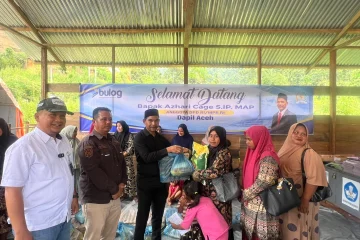 Senator Azhari Cage Bagikan Sembako untuk Warga Beutong Ateuh