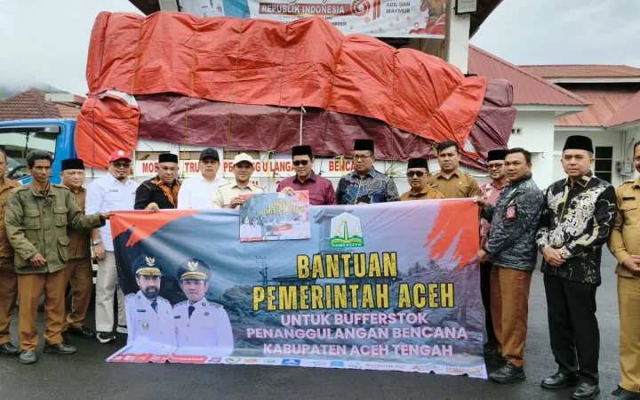 Wagub Serahkan Bantuan Buffer Stock Penanggulangan Bencana untuk Bener Meriah dan Aceh Tengah