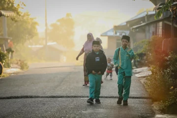 Siswa SD pulang dari sekolah saat kabut asap kartula di Kabupaten Bener Meriah. Foto : Taufik Ar Rifai