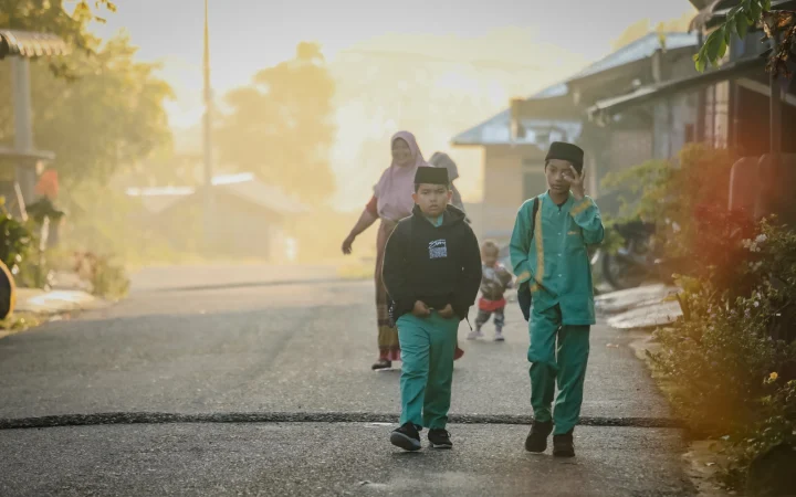 Siswa SD pulang dari sekolah saat kabut asap kartula di Kabupaten Bener Meriah. Foto : Taufik Ar Rifai
