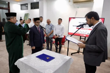 Mualem Lantik Taufik sebagai Penjabat Sekda Aceh di Medan